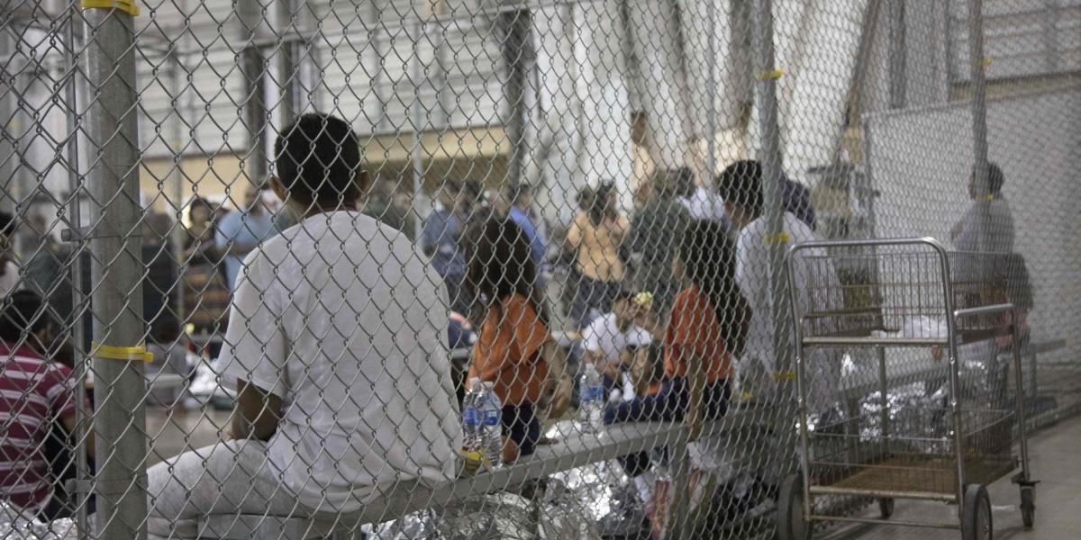 Menores de edad retenidos por guardias en jaulas en la frontera entre Estados Unidos y México, en McAllen, Texas.