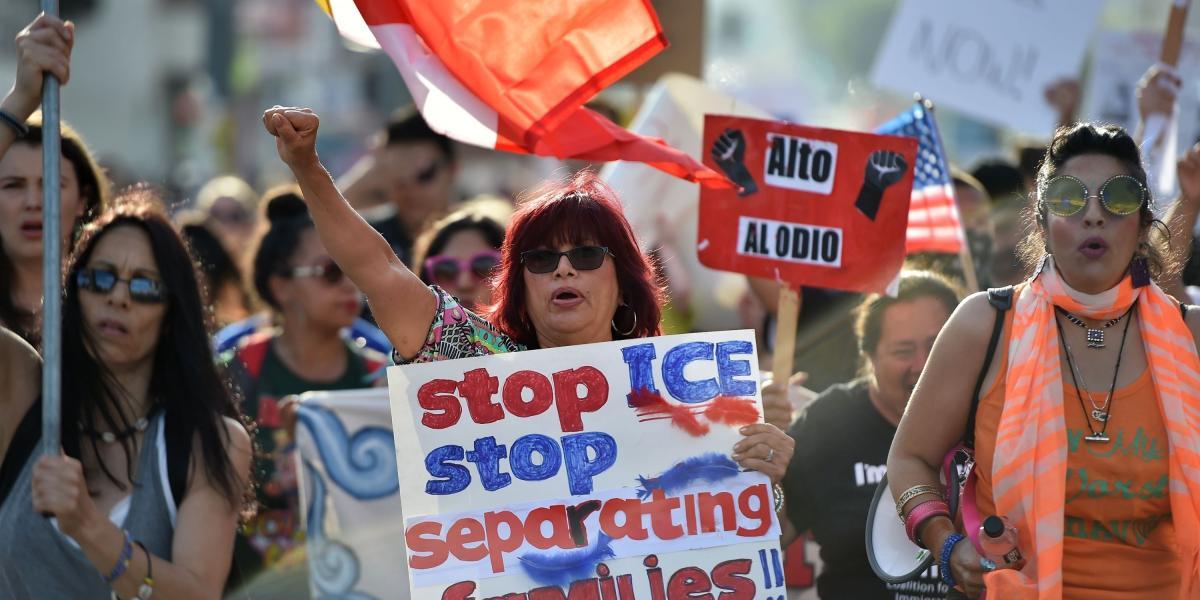 El presidente de Estados Unidos, Donald Trump, firmó este miércoles un decreto para dejar de separar a las familias migrantes en la frontera con México, en medio de la creciente oposición a su política de "tolerancia cero" hacia la inmigración ilegal.