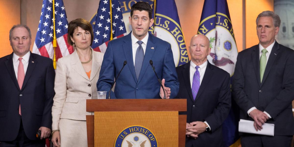 El presidente de la Cámara de Representantes, Paul Ryan (c), ofrece una rueda de prensa junto al Comité Republicano.