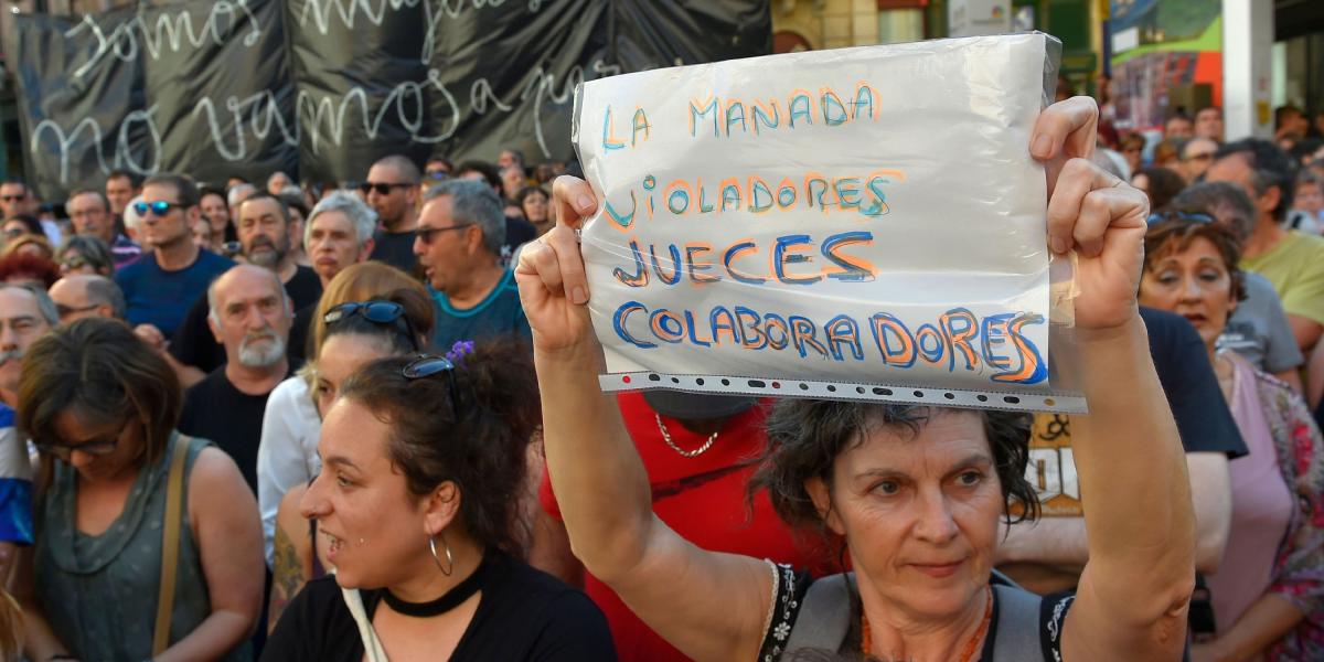 Decenas de mujeres salieron a manifestarse en contra de la decisión de un tribunal de Navarra de darles libertad provisional a los integrantes de 'La manada'
