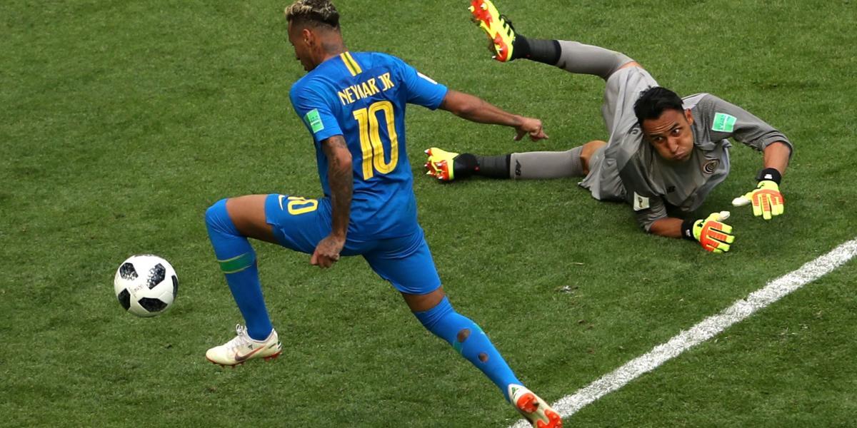 Momento en exacto en que Neymar recibe el balón y anota el segundo gol del partido.
