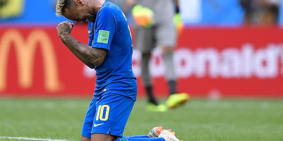 Neymar se desploma a llorar después de la victoria contra Costa Rica.
