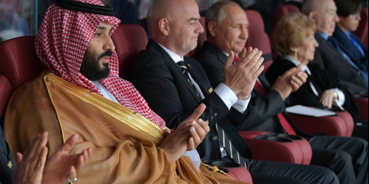 De izquierda a derecha: el príncipe saudí Mohamed bin Salman; el presidente de la Fifa, Gianni Infantino, y el presidente ruso, Vladimir Putin.