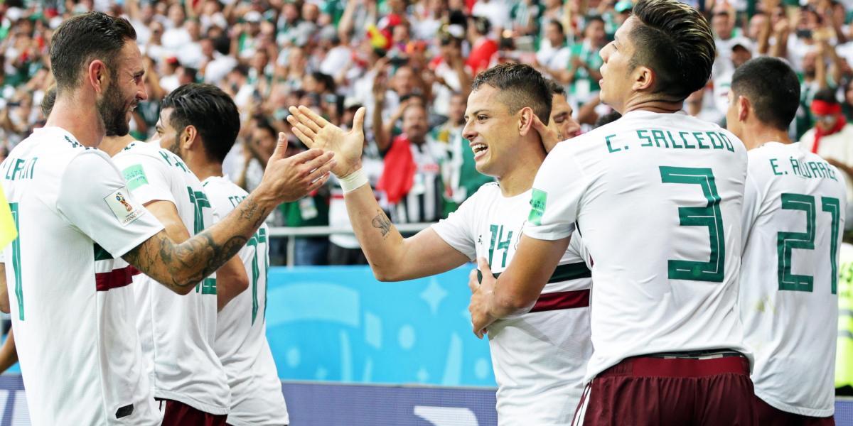 Javier Hernández (Centro) de la Selección de México celebra con sus compañeros de equipo.