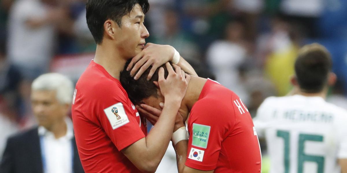 Son Heung-min (L) de Corea del Sur consuela a su compañero de equipo Hwang Hee-chan después del partido contra México en el que perdió 1-2.