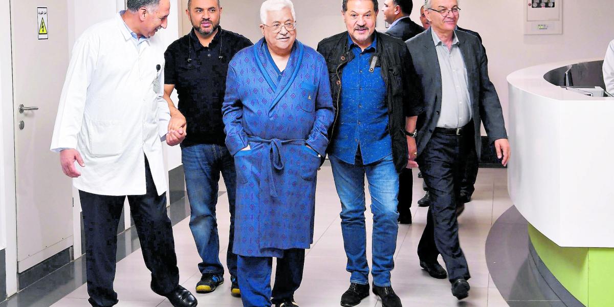 El presidente palestino Mahmud Abás (centro) estuvo internado en días pasados en el hospital de Ramala por una neumonía