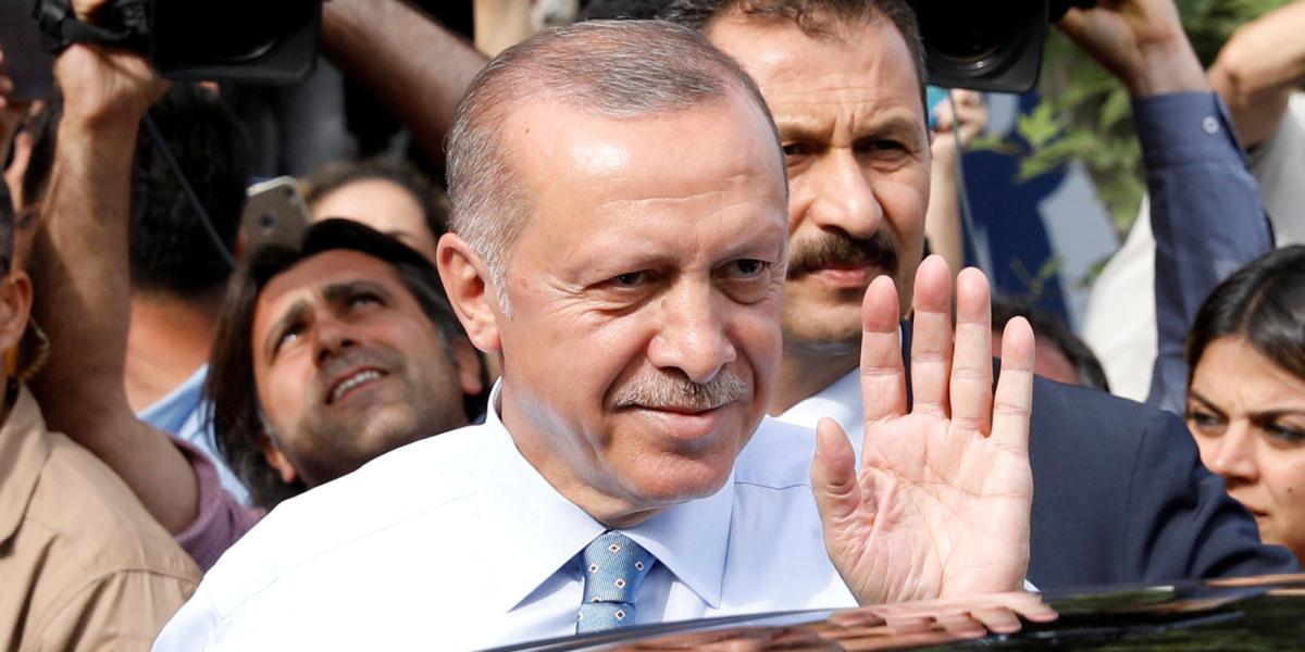 Recep Tayyip Erdogan saluda a sus seguidores a las afueras de su casa en Estambul.