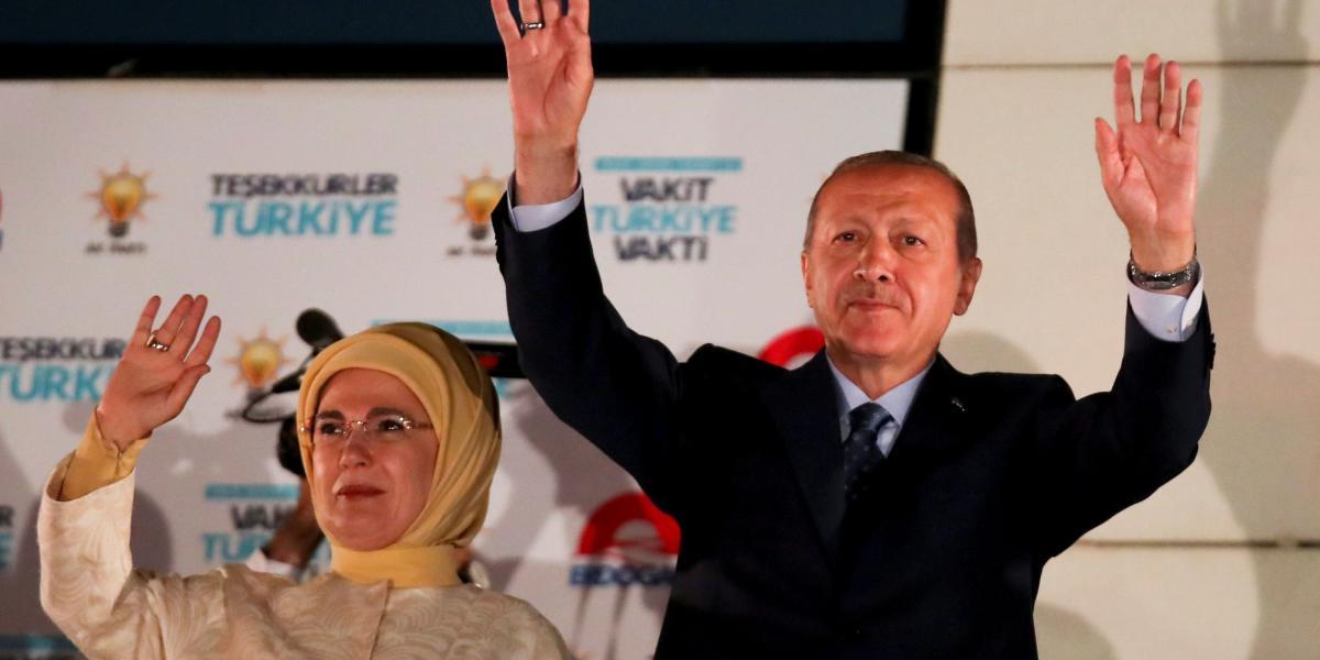 El presidente de Turquía, Recep Tayyip Erdogan, quien fue reelegido en el cargo. Aquí, con su esposa Emine Erdogan, al hablar ante miles de personas en Estambul.