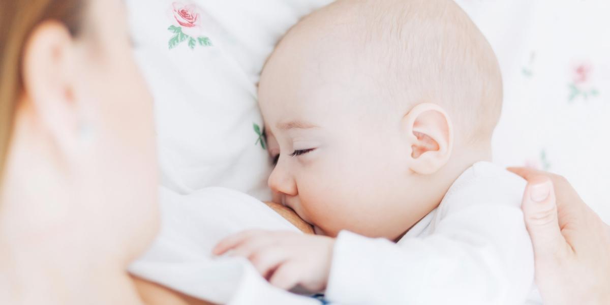 La lactancia materna, especialmente en los seis primeros meses de vida, promueve el desarrollo físico y cognitivo óptimo.