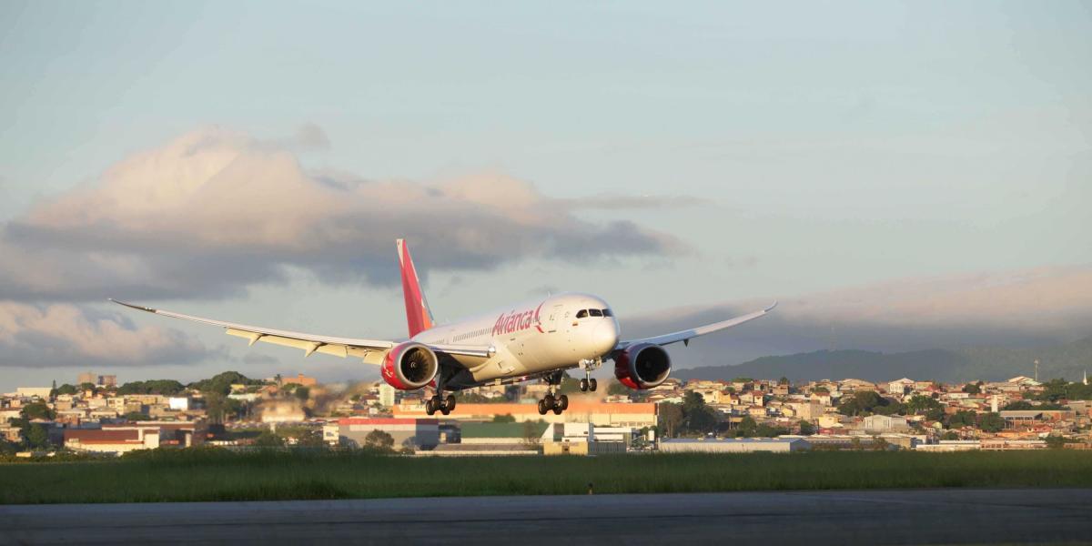 El avión cubría la ruta Madrid-Bogotá y se debió hacer el procecimiento previsto en cumplimientos de los protocolos de seguridad.