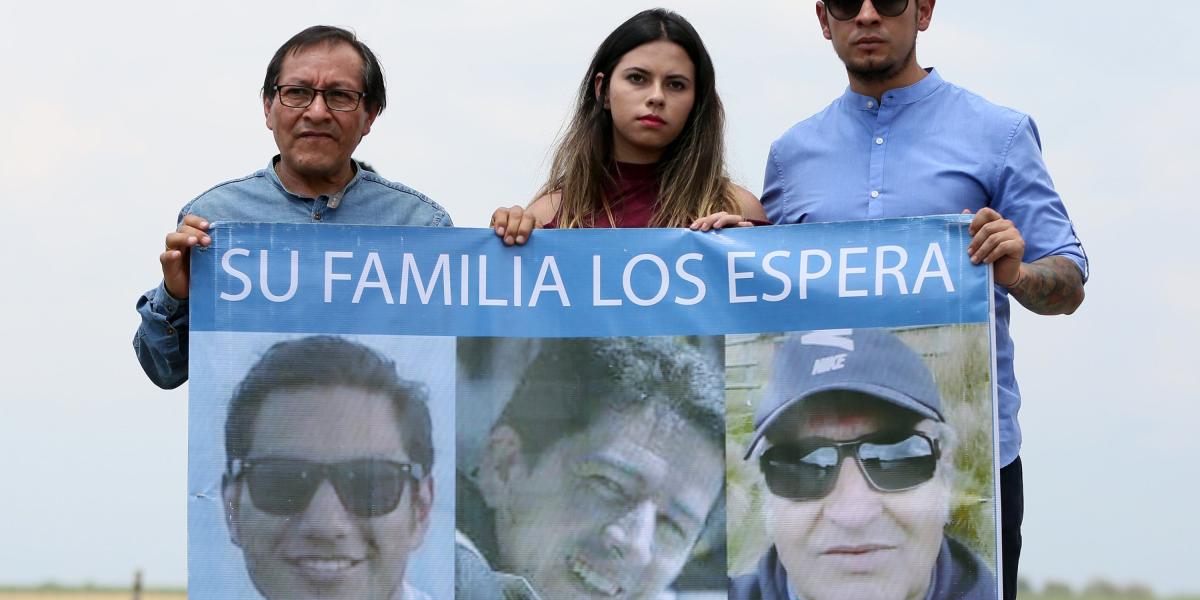Familiares de periodistas ecuatorianos asesinados.