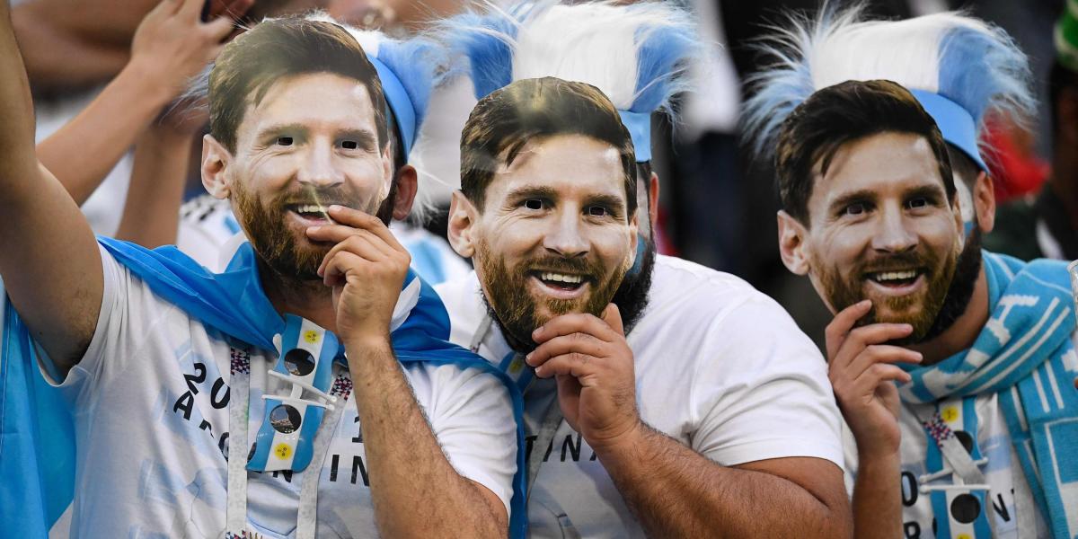 Hinchas argentinos con máscaras de Lionel Messi.
