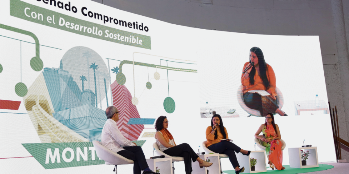 De izquierda a derecha: Edulfo Peña, editor político de EL TIEMPO; Ana Cubillos, Laura Hernández y Ángela Rivera, ayer en el foro de desarrollo sostenible en la Universidad de Córdoba.