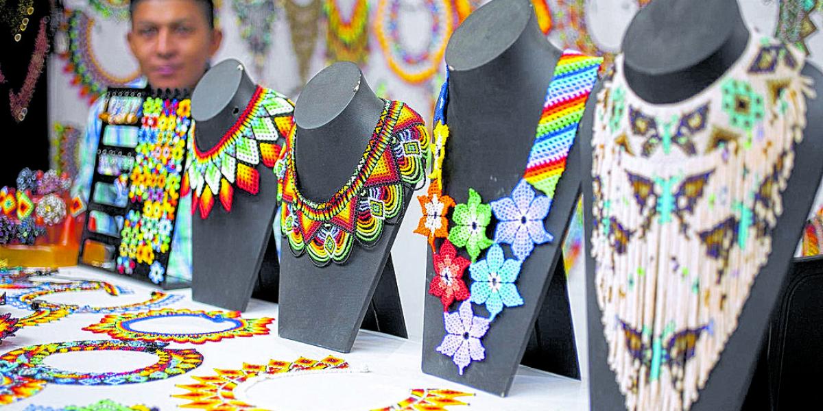 Las joyas tejidas con hilo y pequeñas chaquiras de colores son muestras ejemplares de la fuerza de la tradición embera.