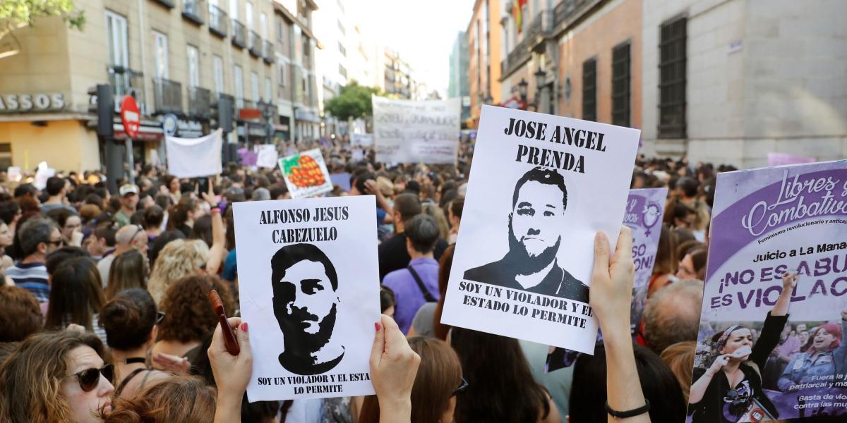 El pasado 22 de junio, hubo una manifestación de mujeres en Madrid ante el Ministerio de Justicia, en protesta por la puesta en libertad bajo fianza de los cinco miembros de la Manada, condenados a nueve años de prisión por un delito de abuso sexual de una joven madrileña durante los Sanfermines de 2016.