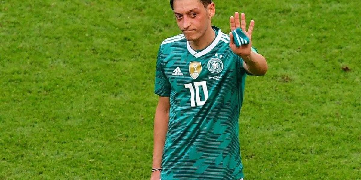 Mesut Özil no dejó de hacer gestos de decepción tras el pitazo final.