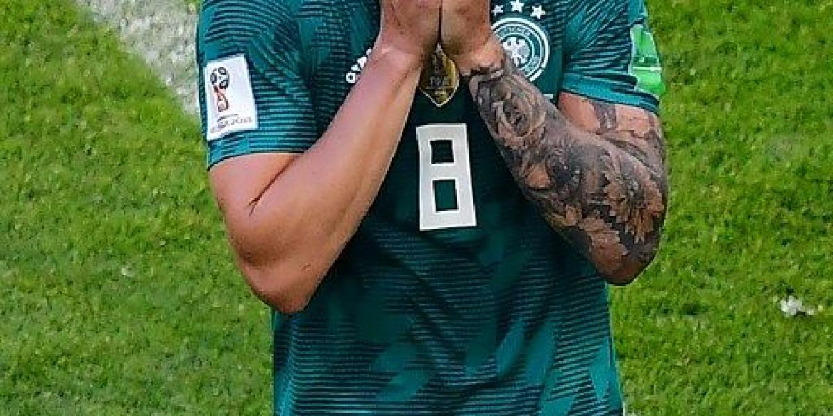 Toni Kroos tapó su rostro y luego dejó ver la tristeza por la caída de su selección.