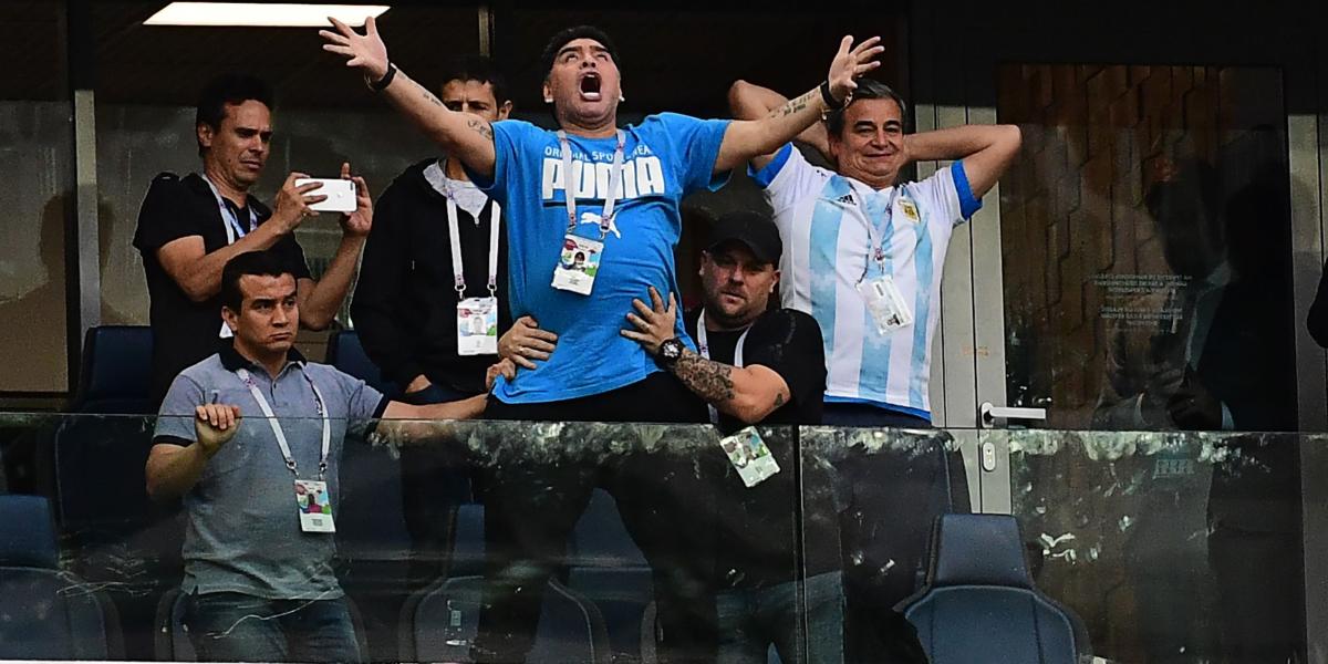 Maradona, exaltado, en uno de los momentos del partido entre Argentina y Nigeria.