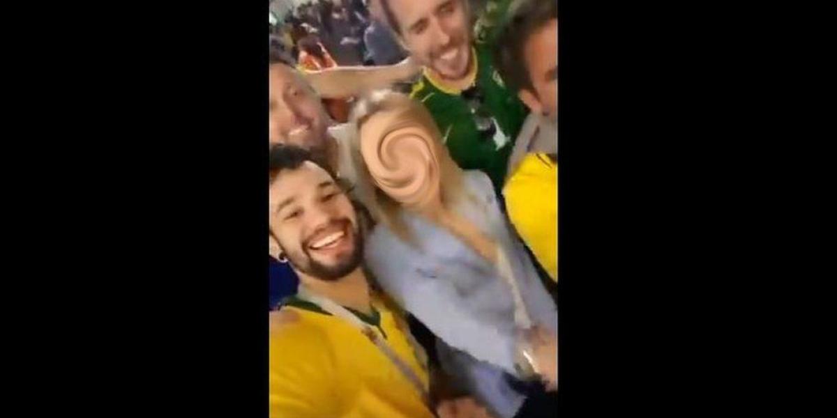 Una imagen del polémico video en el que simpatizantes brasileños hicieron decir malas palabras a una rusa, que luego fue atacada por extremistas de su país.