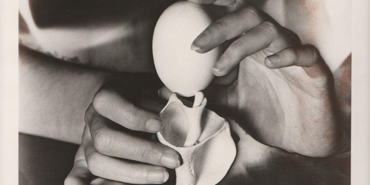 Man Ray era un fotografo modernista estadounidense que desarrolló la mayor parte de su carrera en París Él uno de los Íconos del movimiento surrealista, se autoproclamaba "el fotográfo de los sueños": muchas imagenes oníricas, con ensamblaje incongruente de objetos (como en esta foto, una concha con un huevo). Su técnica era la de solarización que él, de hecho, desarolló.