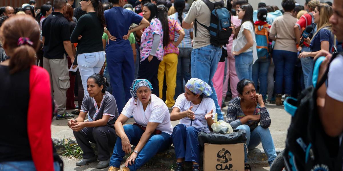 Decenas de personas acompañaron la manifestación de enfermeros el martes exigiendo salarios "justos" y "dignos", en medio de la profunda crisis económica que vive el país suramericano, al tiempo que reiteraron el llamado a "paro indefinido" hasta lograr que el Gobierno atienda su demanda.