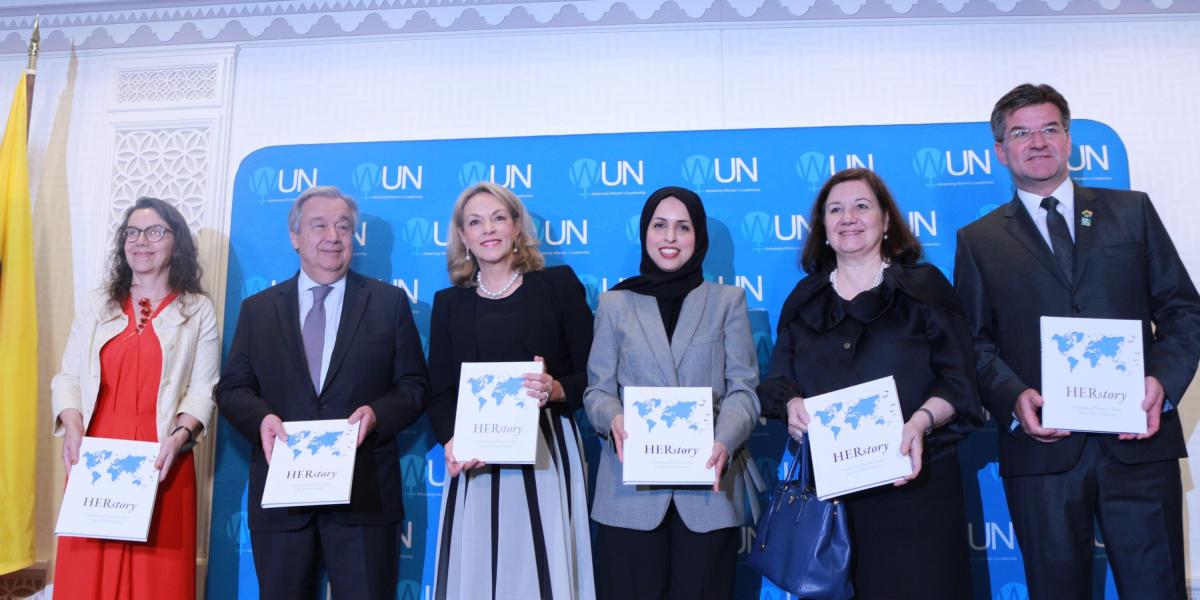 Las embajadoras de Colombia en la ONU, María Emma Mejía, y de Catar, Alya Ahmed Saif Al-Thani (c), presentaron el libro al secretario general, António Guterres (i.).