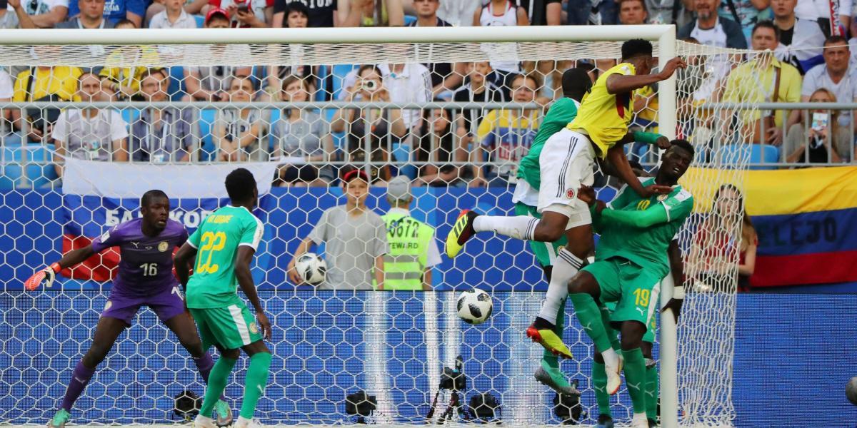 El momento en el que Yerry Mina marca el gol de la victoria de Colombia contra Senegal en el Mundial de Rusia 2018.