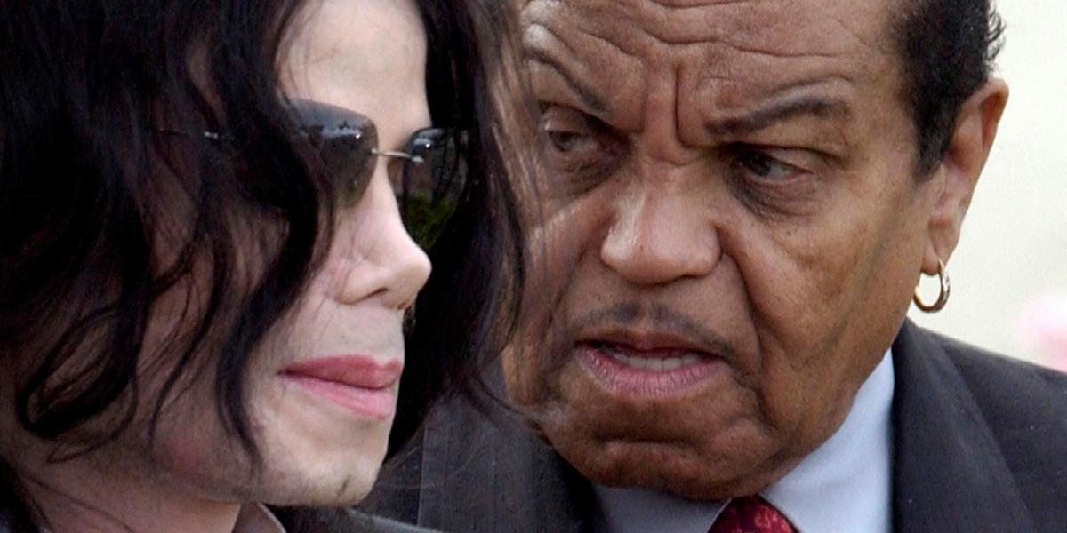 El cantante Michael Jackson (i), junto a su padre, Joe Jackson (d).