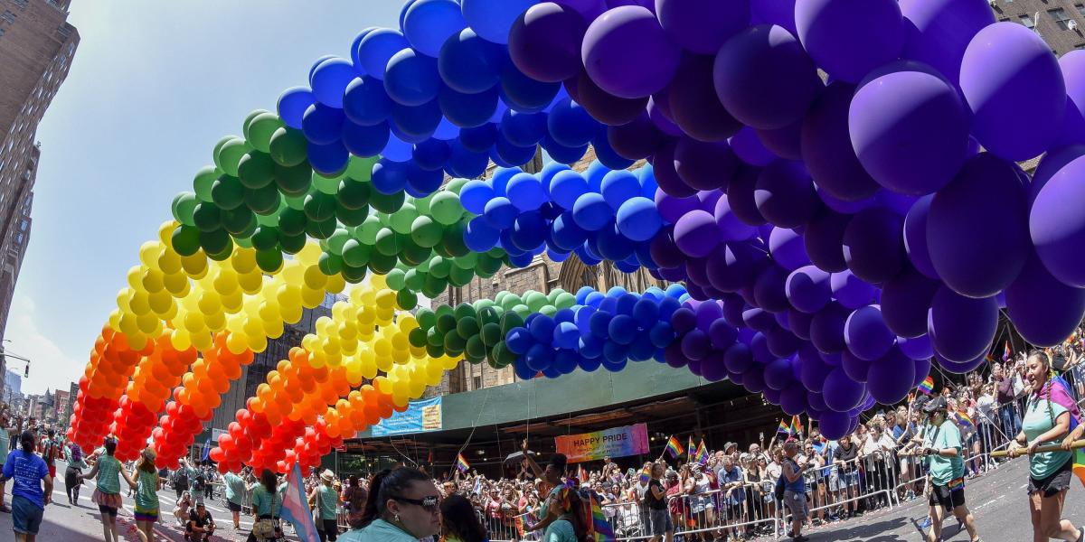 En 1969, debido a una redada de la Policía contra homosexuales y transgéneros en la discoteca neoyorquina Stonewall, se inició la revolución gay. Desde entonces se celebra la marcha del orgullo LGBTI en casi todo el mundo.