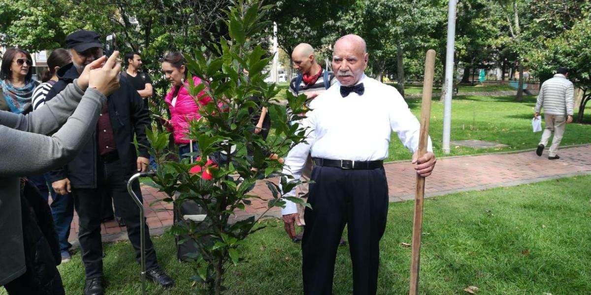 A sus 92 años, Eduardo Cuéllar plantó este roble en la entrada del parque El Virrey como un legado más a la ciudad.