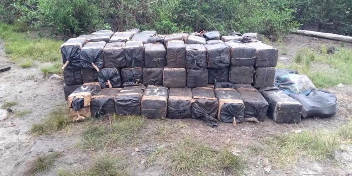 En zona rural de Tumaco (Nariño), hombres de la Armada y la Hércules incautaron dos toneladas de cocaína de 'Guacho'