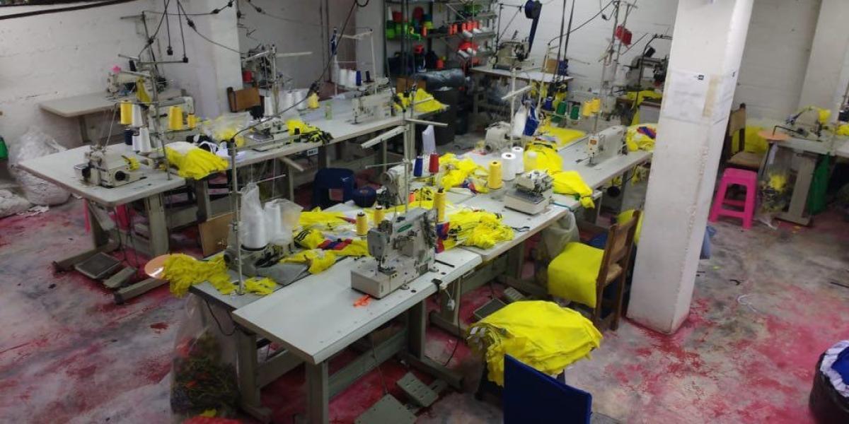 Hallaron 30 toneladas de materia prima para la confección de camisetas, junto con logos y etiquetas falsificadas