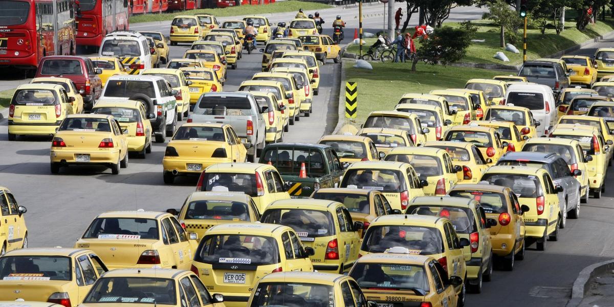 De los 50.000 taxis de Bogotá, 10.000 no salen a diario por el pico y placa.