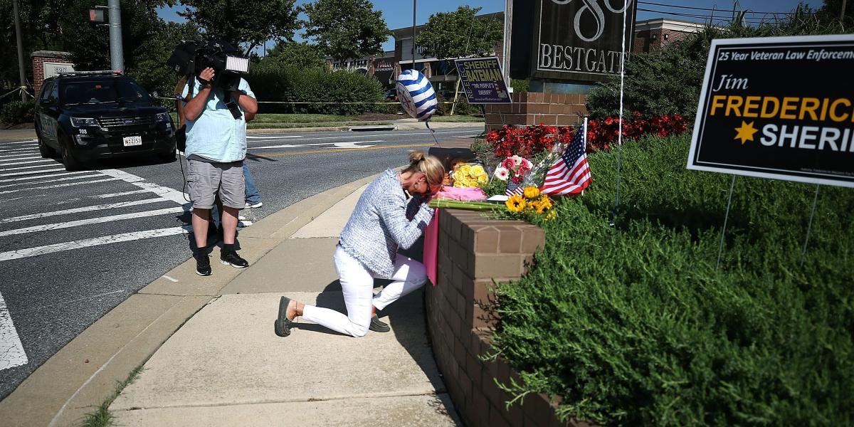 Rinden homenaje en un monumento improvisado cerca de Capital Gazette, donde el pistolero asesinó a tiros a 5 personas.