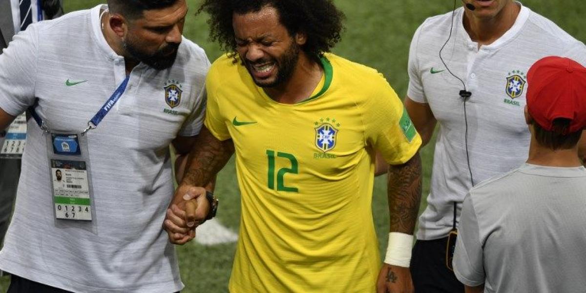Marcelo, lateral izquierdo de Brasil se retiró en el partido contra Serbia por un dolor en la columna.