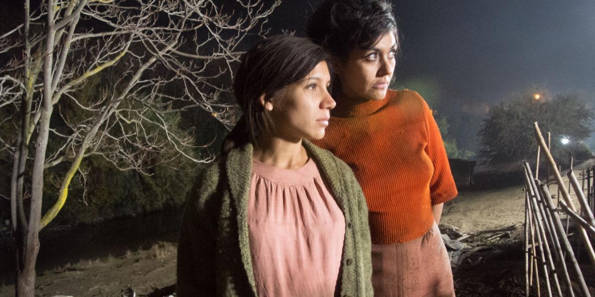 Gianinna Fruttero (adelante)  y Paola Lattus, protagonizan esta serie de época que habla de batallas cotidianas y de una parte de la historia rural de Chile poco conocida