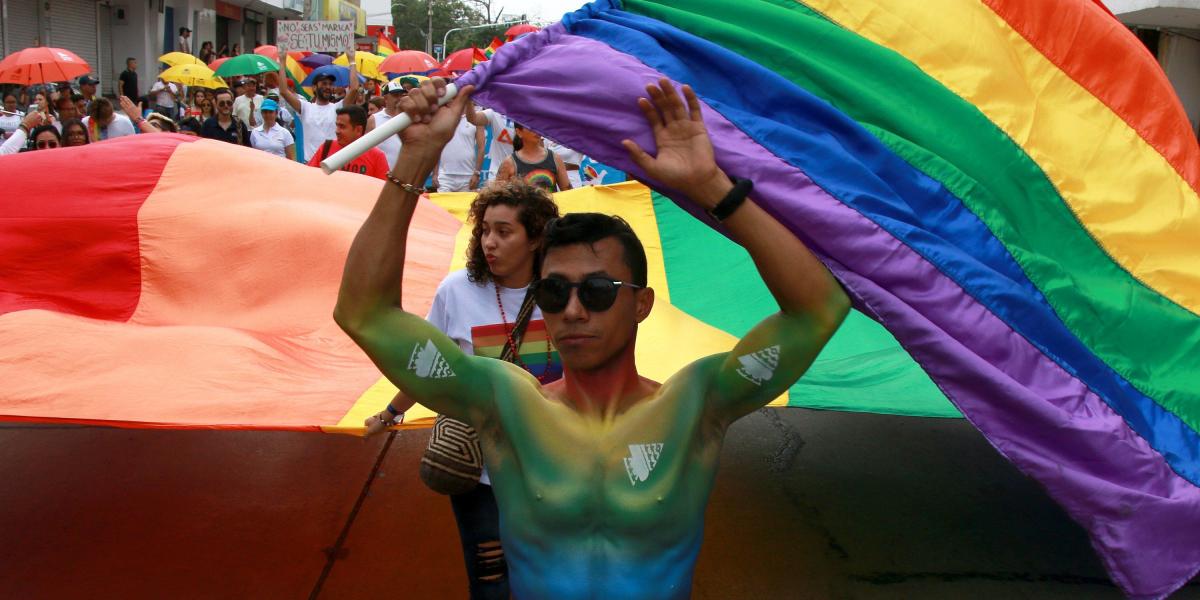 Miembros de la comunidad LGTBI de Barranquilla iniciaron un recorrido multicolor en medio de expresiones artísticas y culturales, en las que no faltaron alusiones al Carnaval.