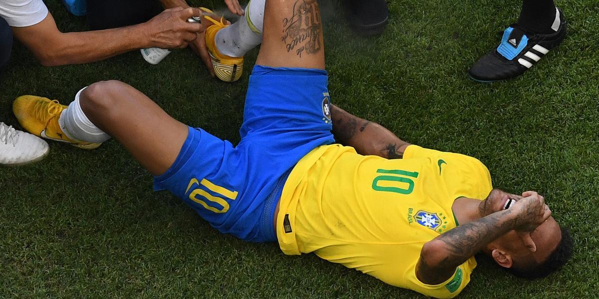 El equipo médico tuvo que entrar a la cancha y atender a Neymar.