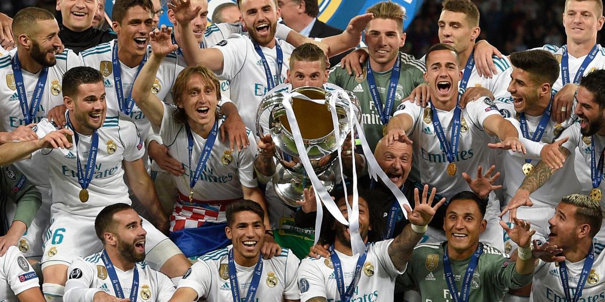El defensa español del Real Madrid Sergio Ramos (C) ostenta el trofeo después de ganar el partido final de la UEFA 
Champions League entre el Liverpool y el Real Madrid en el Estadio Olímpico de Kiev, Ucrania, el 26 de mayo de 2018.