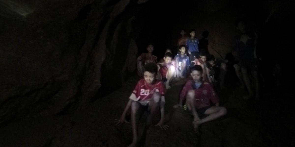 El grupo fue encontrado en un terreno elevado cerca del agua que inunda los pasadizos y a unos cuatro kilómetros en el interior de la cueva, donde penetraron el pasado 23.
