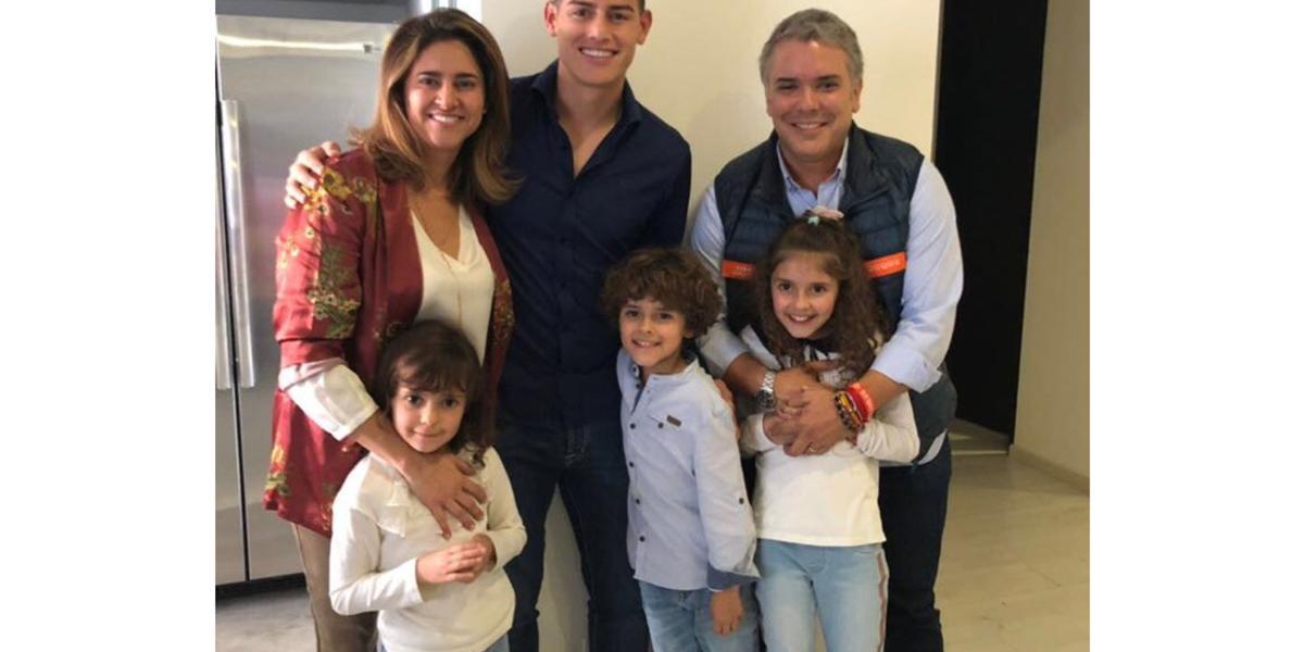 El volante de la Selección Colombia James Rodríguez, en compañía del presidente electo Iván Duque, su esposa María Juliana Ruiz (i) y sus hijos Luciana, Matías y Eloísa.