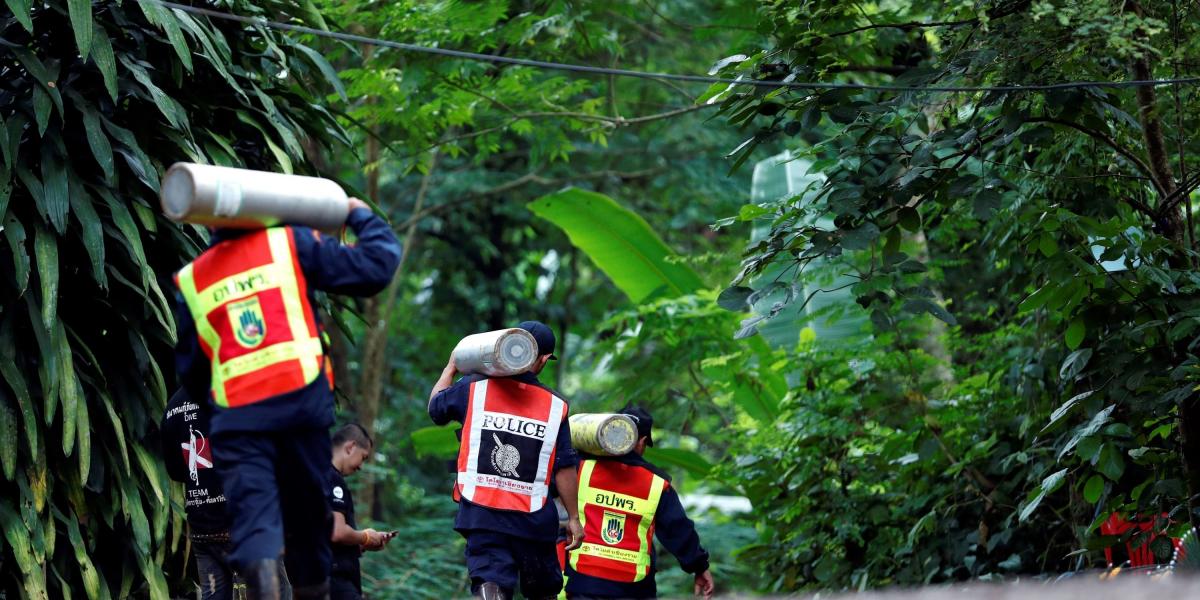 Miembros de los servicios de rescate participan en la operación de recuperación de los 12 niños y su monitor atrapados.