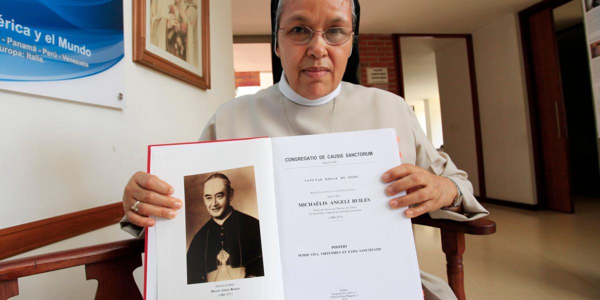 Elvia Lucía Posada, miembro de las Misioneras Teresitas, sostiene un libro con la imagen del obispo Miguel Ángel Builes que tiene contenidas reflexiones del religioso.