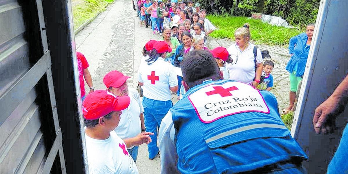 Para la Cruz Roja, ya hay una crisis humanitaria. En esta imagen entregan ayudas en la vereda Patio Bonito en La Vega, Cundinamarca.