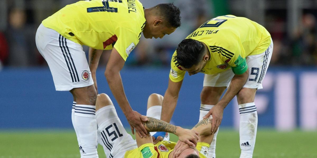 Mateus Uribe es consolado por Falcao y Muriel tras fallar su cobro de penal.