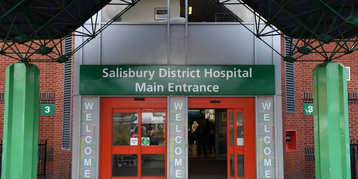 El hospital de Salisbury recibió el pasado mes de marzo a Sergéi y Yulia Skripal, quienes fueron envenenados con un agente químico llamado Novichok.
