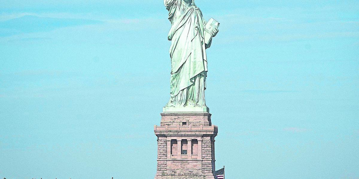 Cuatro millones de visitantes recibe esta gigante de metal que fue un obsequio de Francia a Estados Unidos.