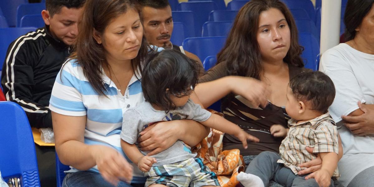 Madres con sus hijos esperan atención en un centro de ayuda a ilegales en la frontera de México y Estados Unidos.
