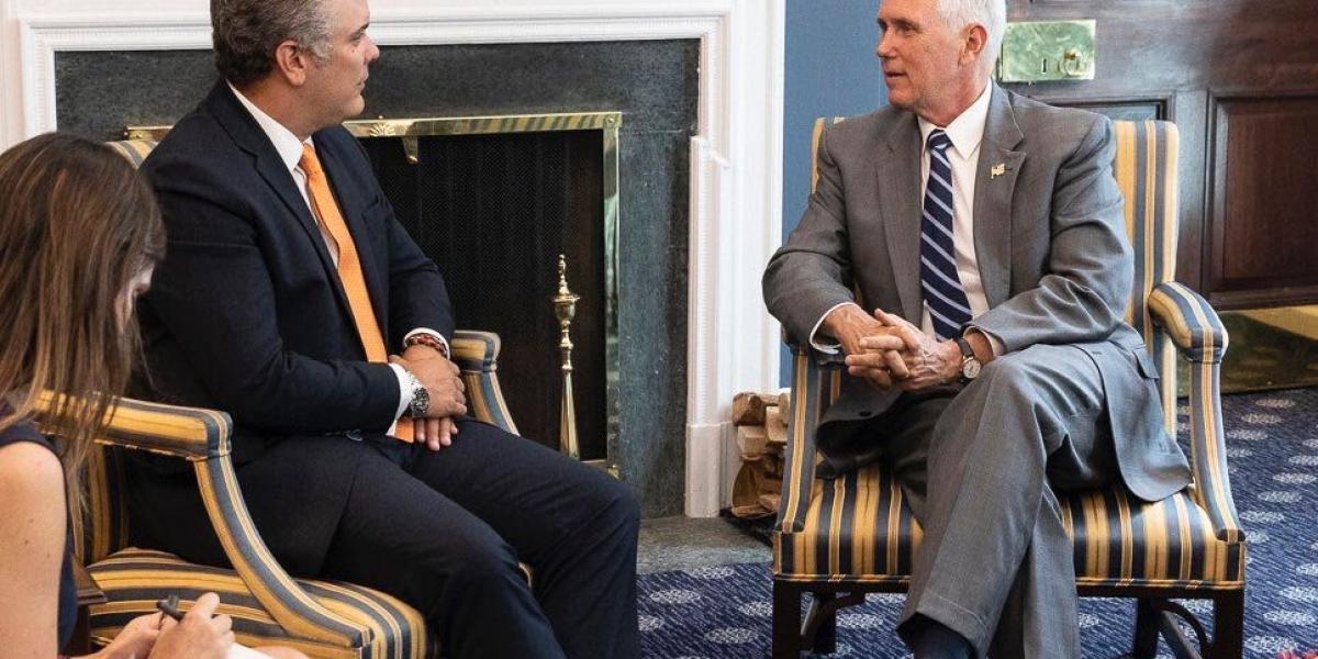 El Presidente electo Iván Duque habla con Mike Pence, vicepresidente de Estados Unidos.