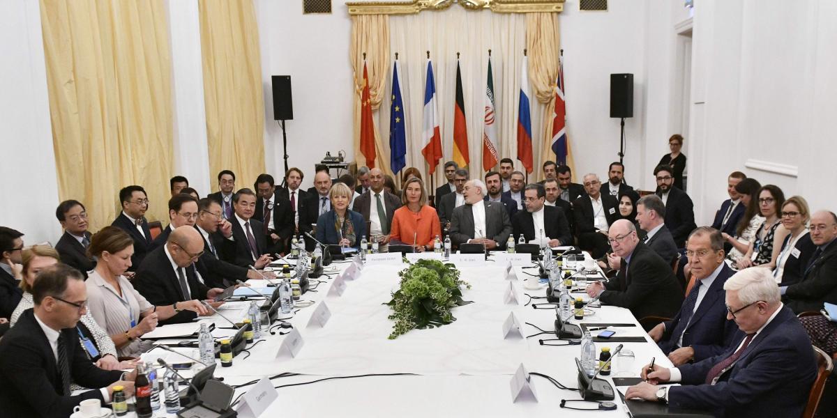 La representante de política exterior de la Unión Europea, Federica Mogherini, lidera la reunión entre los miembros del acuerdo nuclear, firmado en 2015.